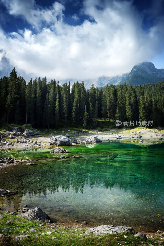 Lago di Carezza。意大利阿尔卑斯山的Dolomites湖